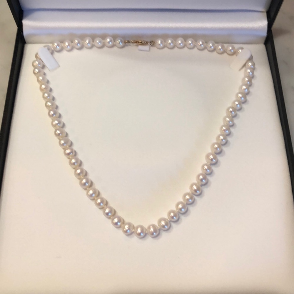 Brand new cultured pearl necklace